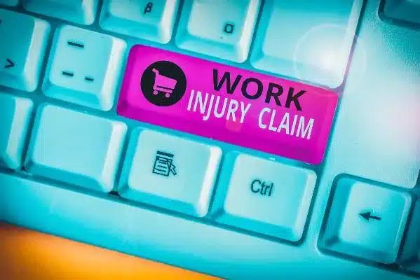 una computadora que tiene una tecla de reclamo por lesiones laborales en el teclado en una oficina de texas