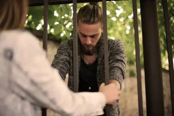 Un hombre sostiene a una dama después de una mala noticia.