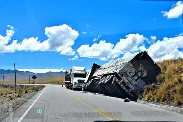 Un camión ha estado involucrado en un accidente en Houston y el conductor pide ayuda.