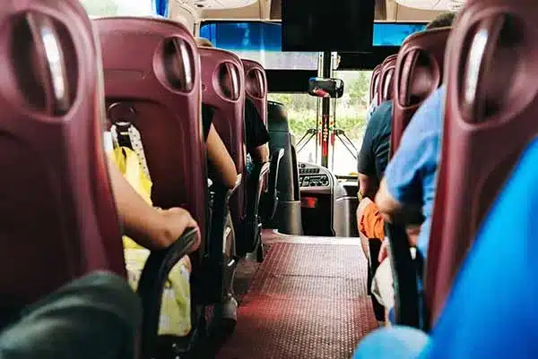 Pasajeros en un autobús que viaja en Texas